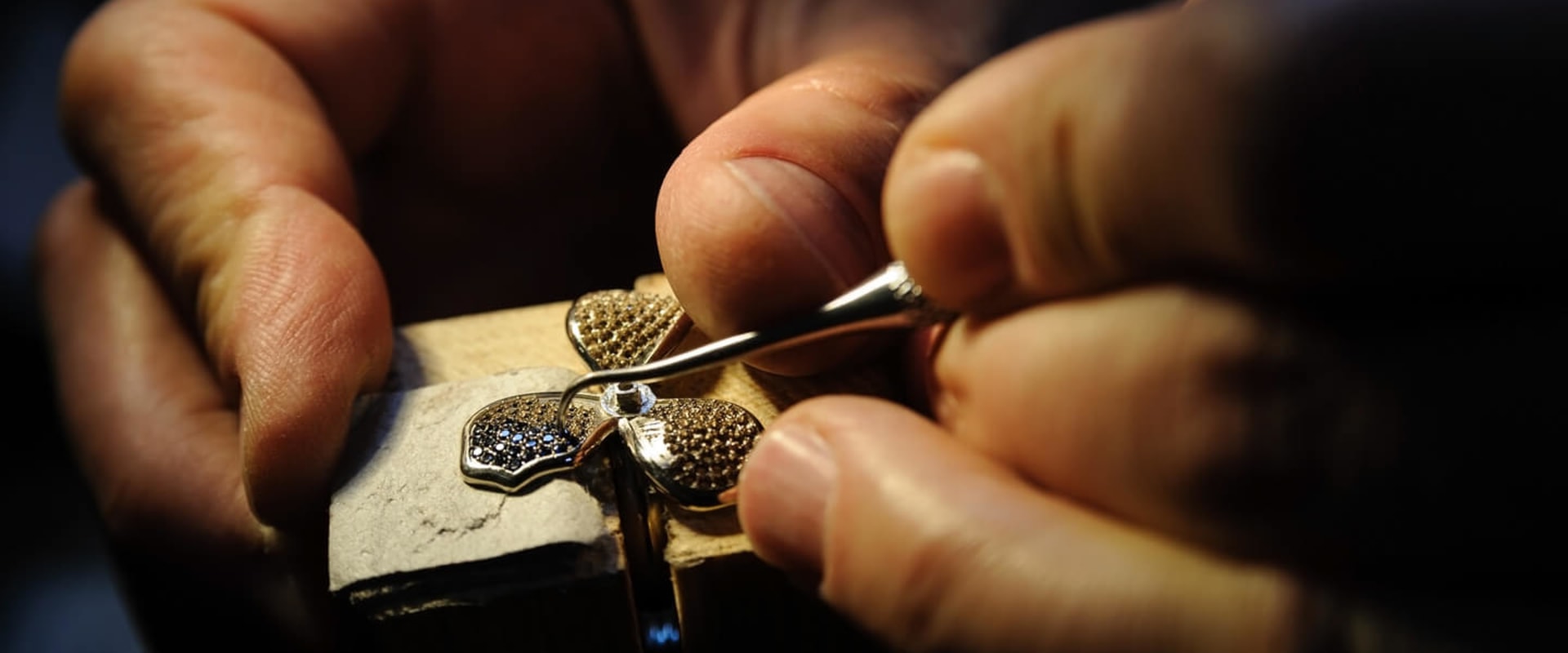 Inspecting the Craftsmanship of Jewellery